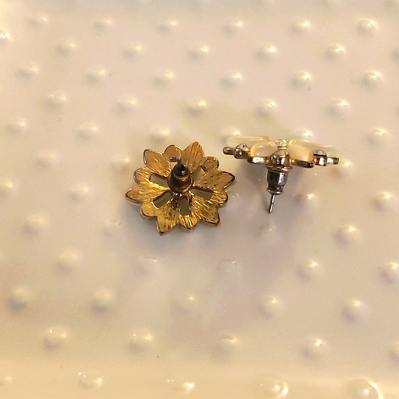 🌸🌸Flower🌸Stud🌸Earrings🌸🌸 - Picture 3 of 3